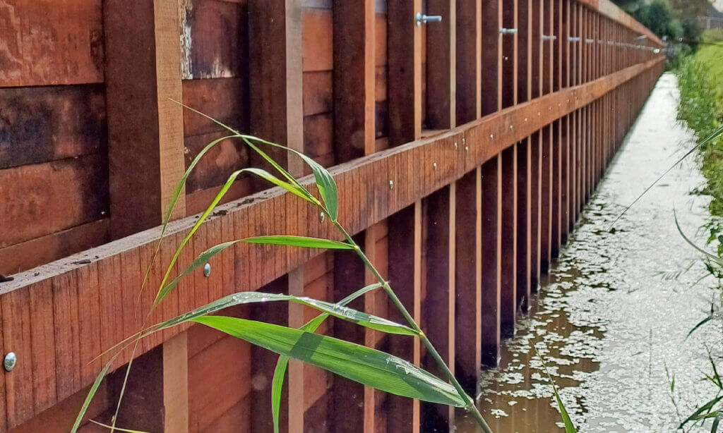 hardhouten-damwand-hardhouten-palen-rvs draadeinden-ringen-moeren