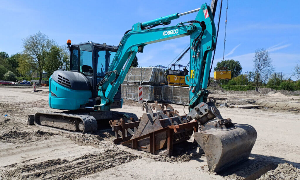 machineverhuur-kobelcokraan-met-diverse-kraanbakken